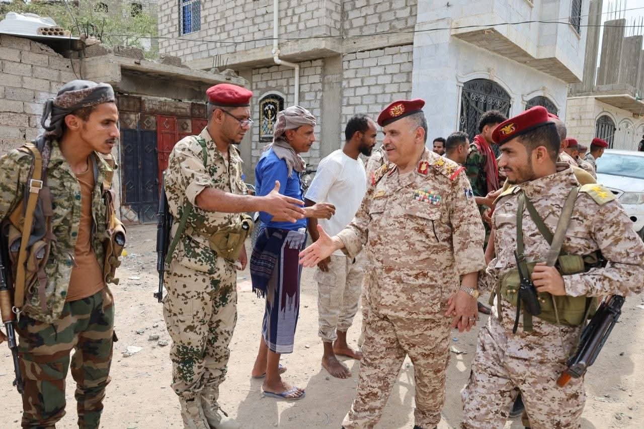 قائد محور تعز يزور المقاتلين في الجبهات ويؤكد أهمية رفع الجاهزية خلال أيام العيد