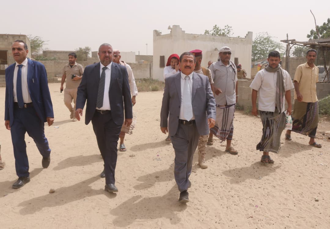 محافظ حجة يزور أهالي ضحايا مجزرة مائدة الإفطار بحيران