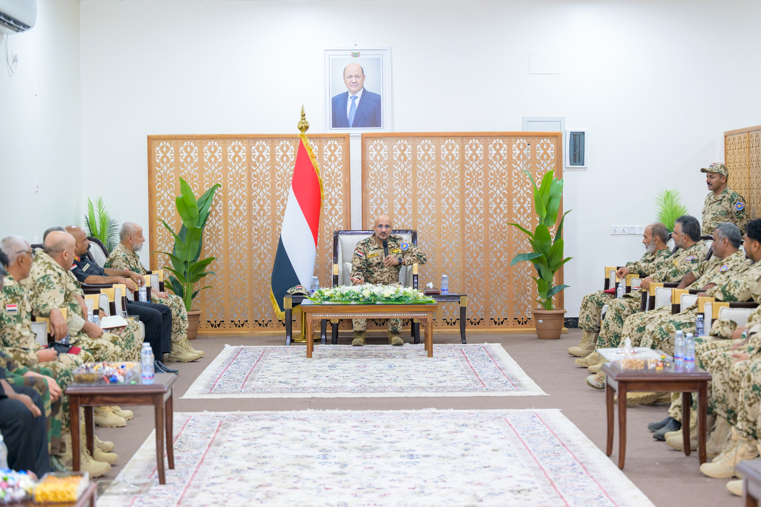 عضو مجلس القيادة طارق صالح يشدد على اليقظة العالية ومواصلة التأهيل ورفع الجاهزية