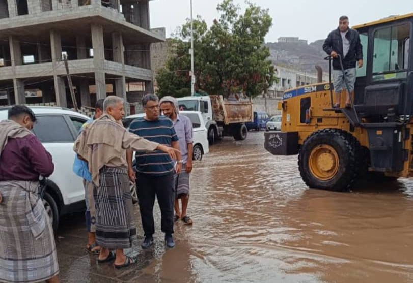 وكيل أول محافظة عدن يتفقد عملية معالجة آثار الأمطار