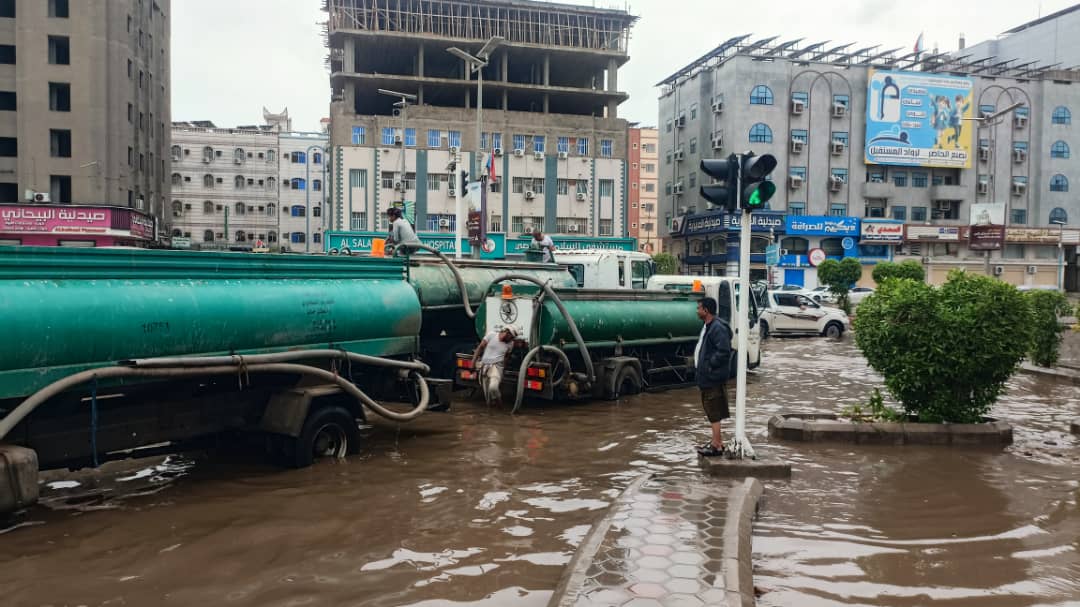 صندوق النظافة بعدن يباشر فتح الطرقات ورفع مخلفات السيول وشفط مياه الأمطار