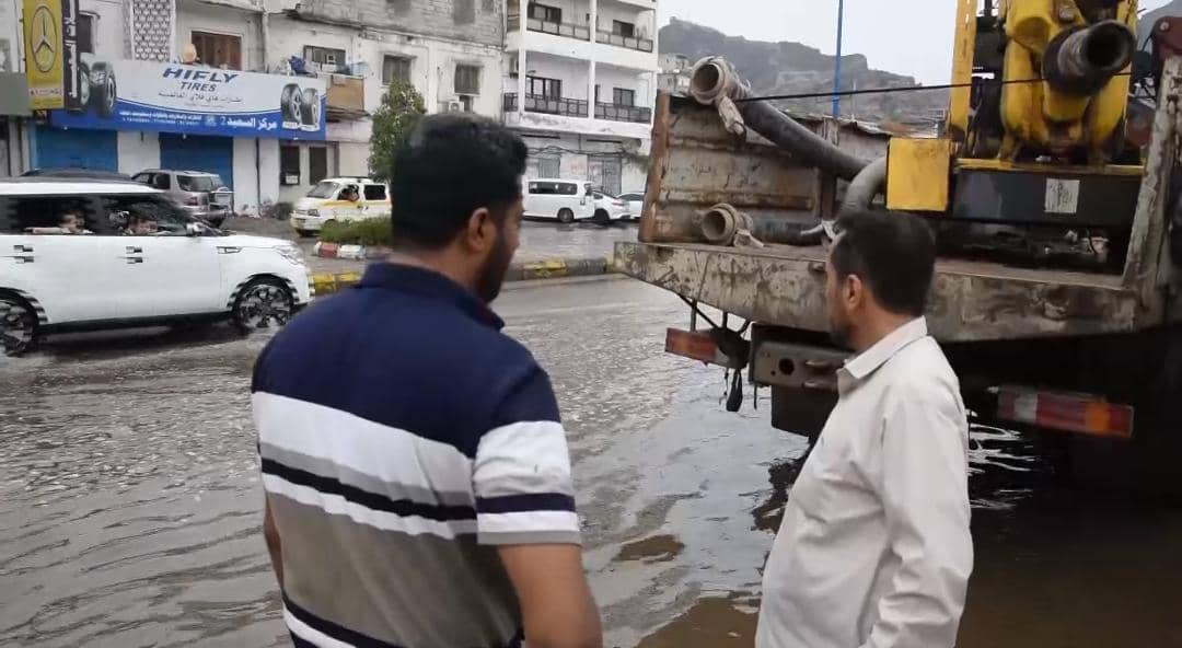 الوكيل الزامكي يتفقد أعمال تصريف مياه الأمطار في مديريات عدن