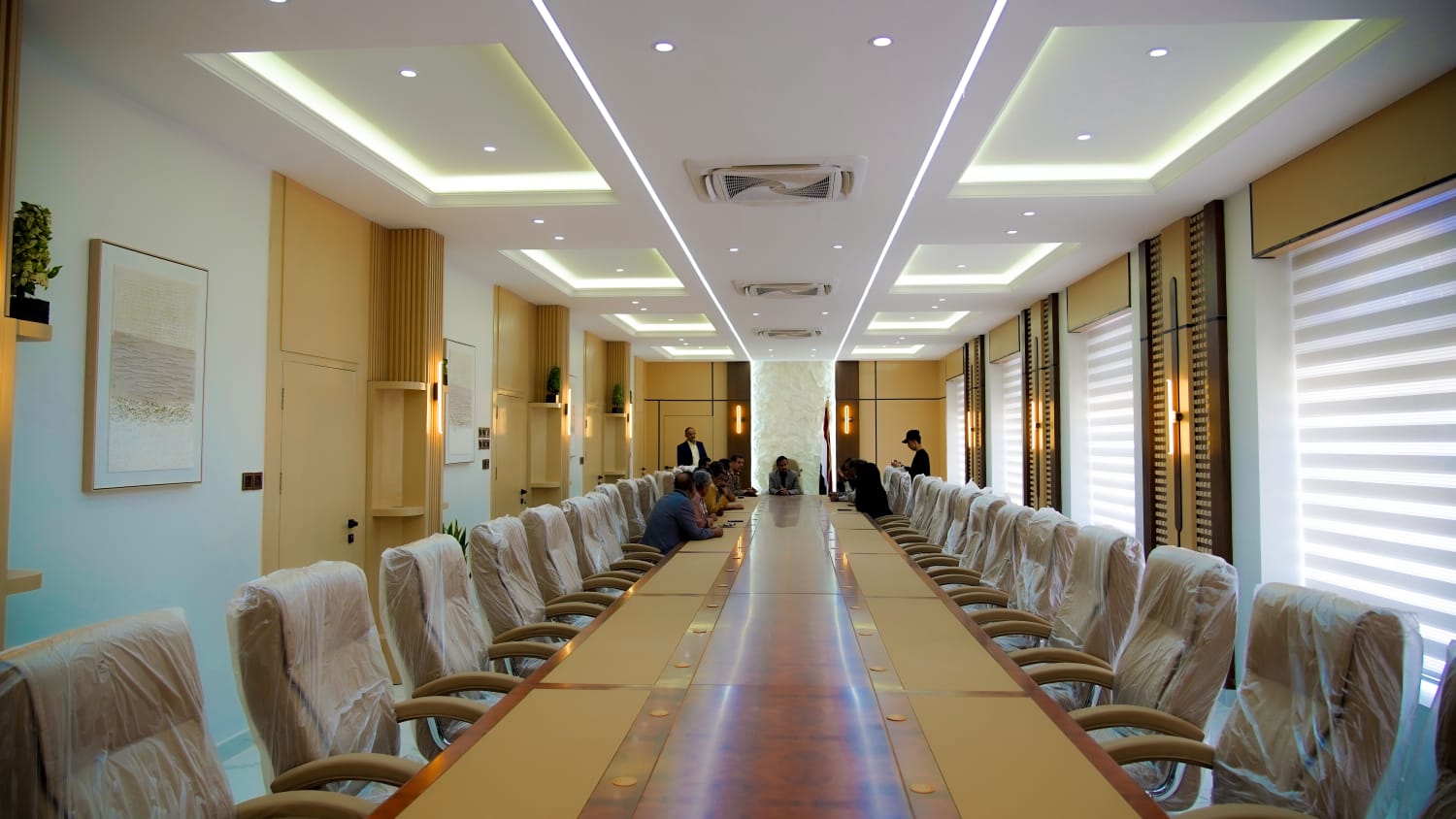 محافظ شبوة يطلع على خطط تطوير هيئة مستشفى شبوة ومشروع قاعة الاجتماعات الكبرى