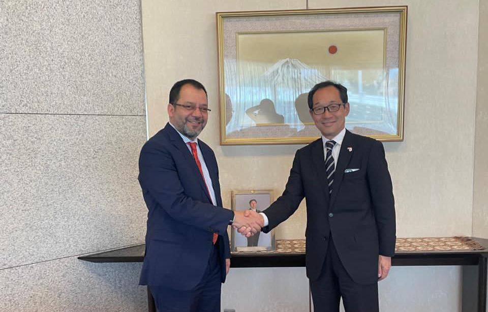 وزير الكهرباء يبحث مع السفير الياباني دعم مشاريع الطاقة المتجددة في اليمن