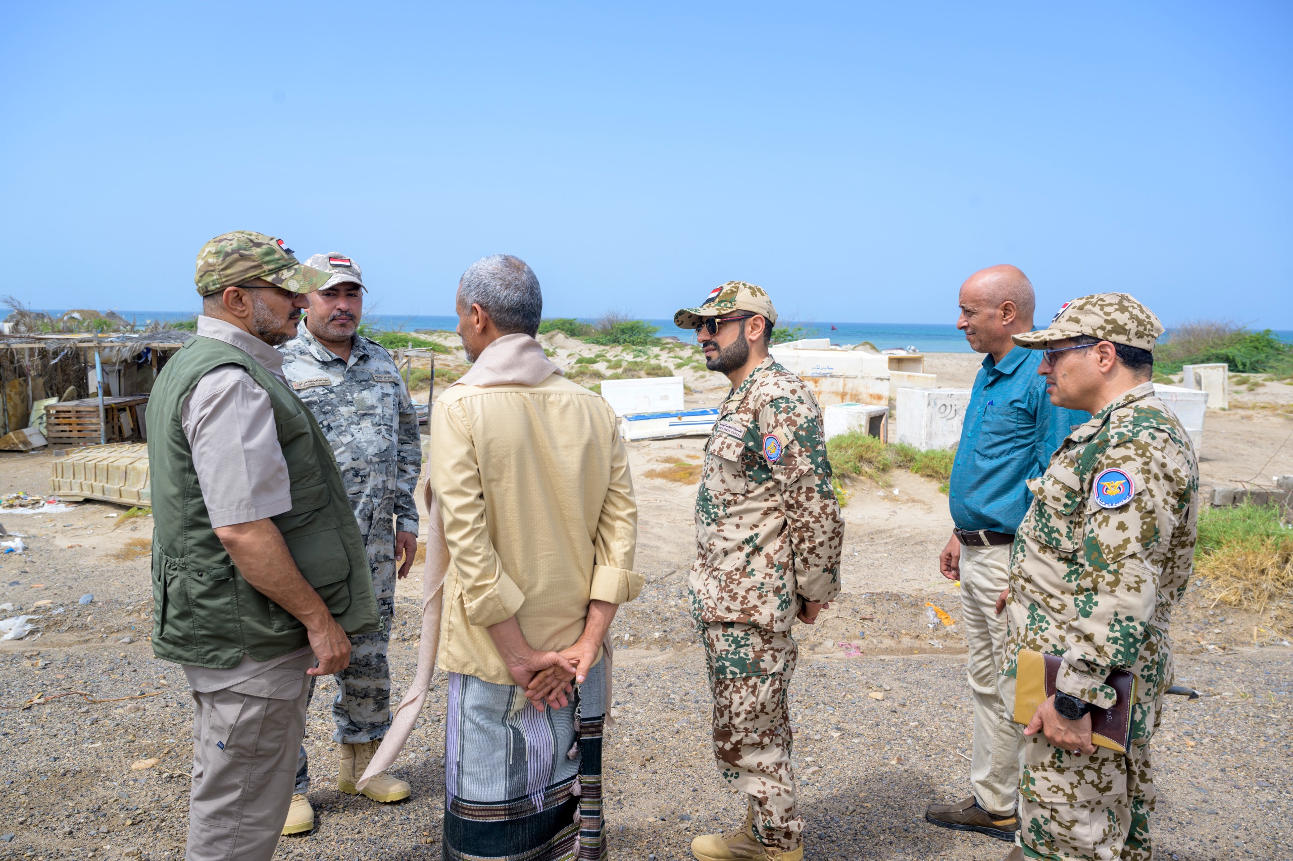 طارق صالح يتفقد المناطق المتضررة من السيول في ريف المخا ويوجّه بتكثيف الدعم للمنكوبين