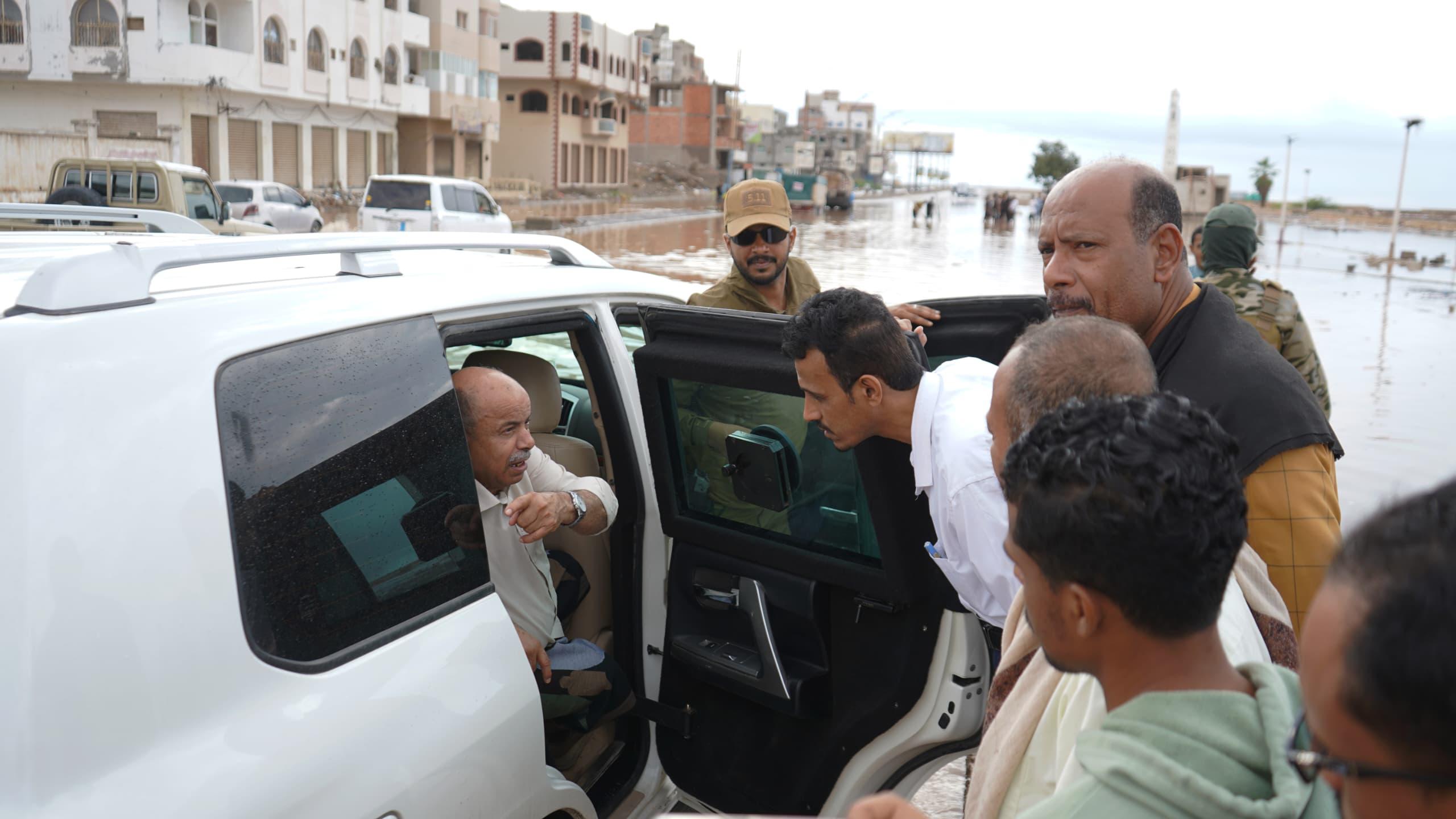 عضو مجلس القيادة الرئاسي محافظ حضرموت يتفقد أوضاع المواطنين عقب الأمطار التي شهدتها المحافظة