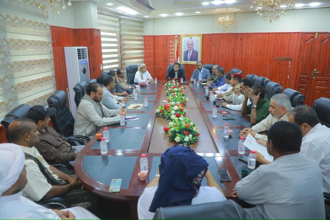 محافظ المهرة يترأس اجتماعاً للجنة الطوارئ ويطلع على إجراءات مواجهة المنخفض الجوي