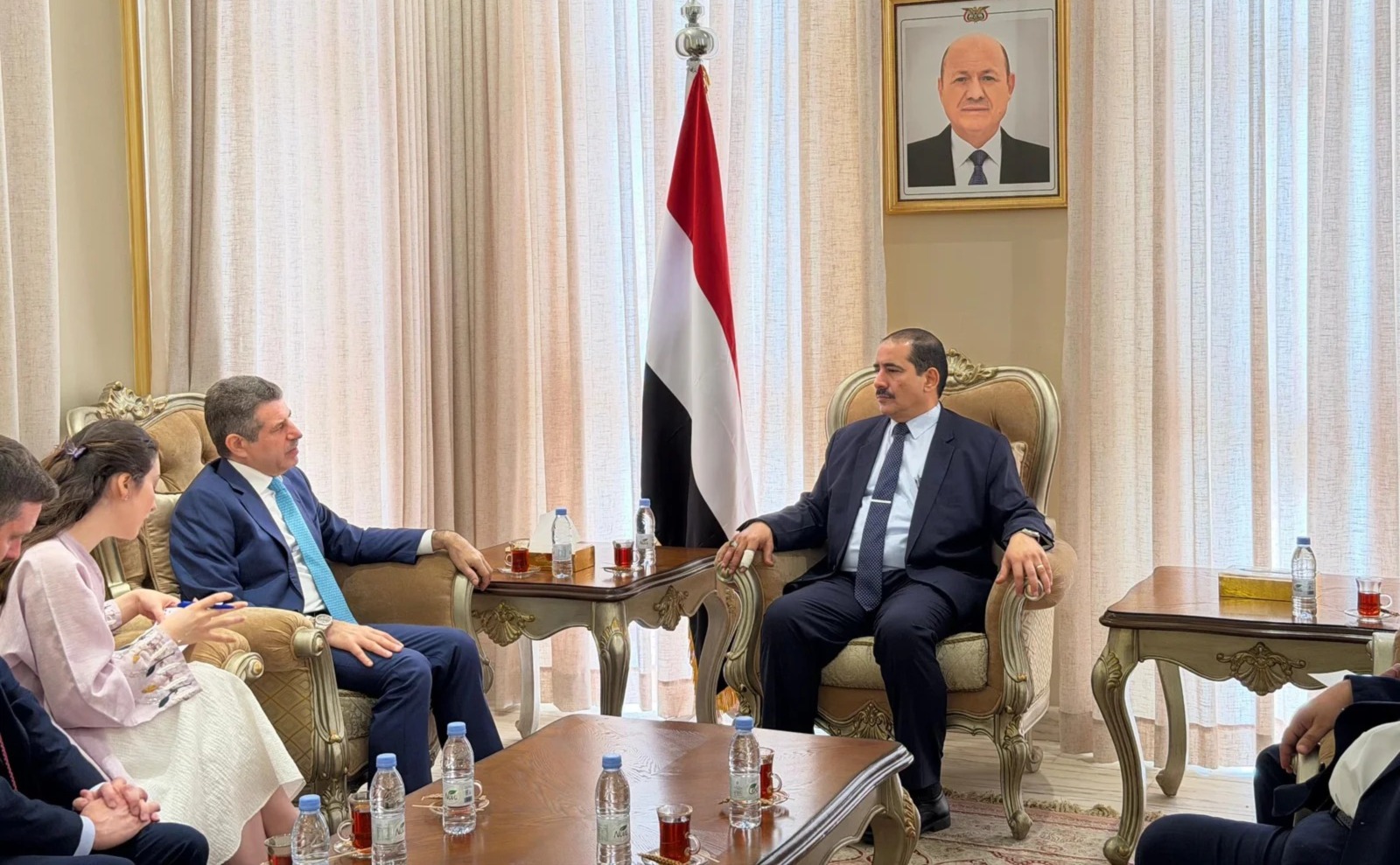 وزير الداخلية يبحث مع السفير الأمريكي تعزيز التعاون الامني