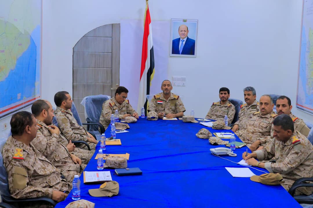 رئيس هيئة الأركان يترأس اجتماعا موسعا لقادة الهيئات والمناطق العسكرية