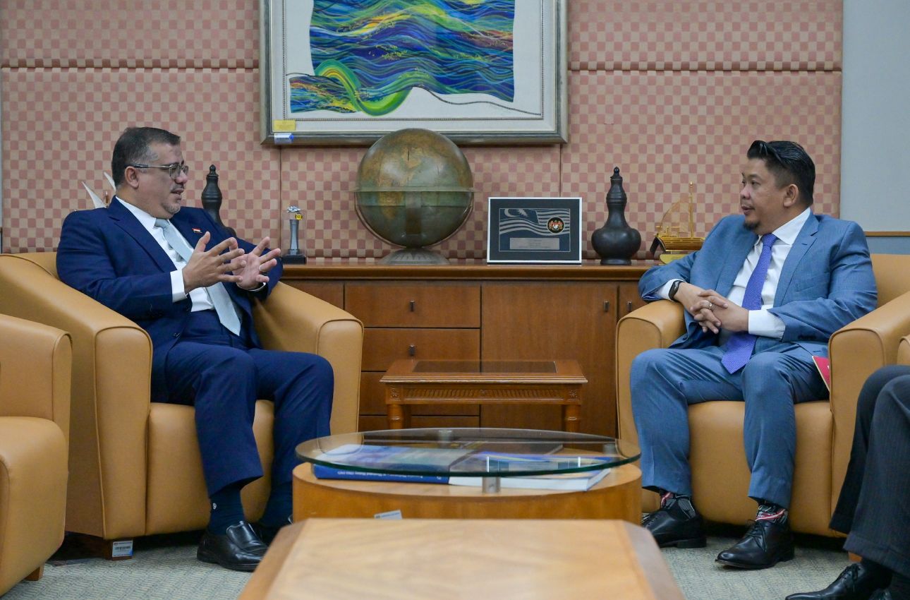 سفير اليمن يحث مع  نائب وزير الخارجية الماليزي  تعزيز التعاون الثنائي في عدد من المجالات