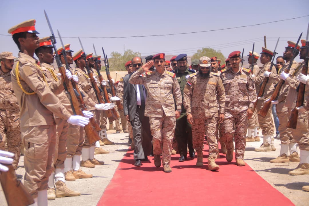 وزير الدفاع يطلع على جاهزية المنطقة العسكرية الأولى