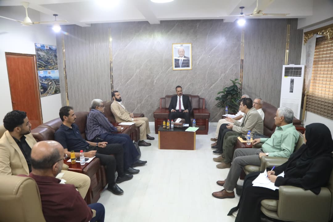 لقاء يناقش أوضاع الطرق والمشاريع المتعثرة في ابين وسبل تسريع إنجازها