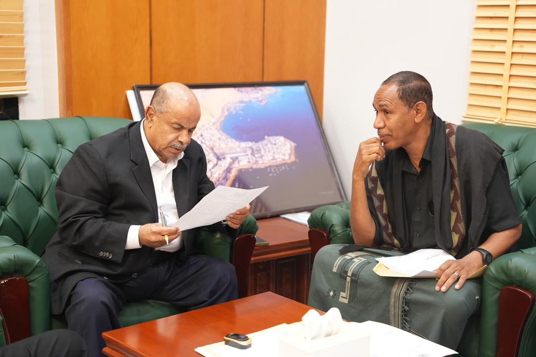 الخنبشي يوجّه بمعالجة تعثّر طريق "البلاد" وحفر بئر إسعافية لمياه الخلعة بمديرية ساه في حضرموت