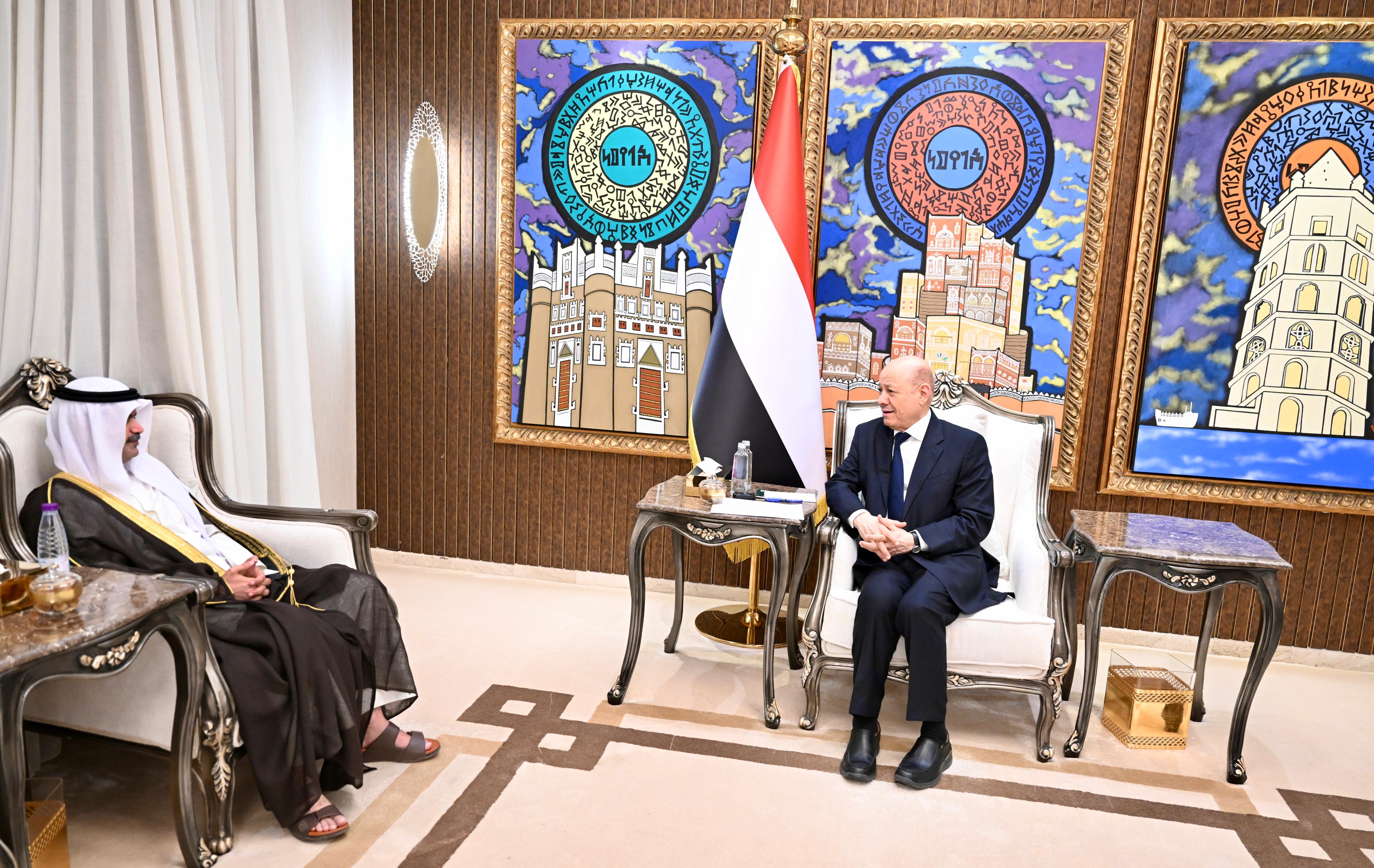 رئيس مجلس القيادة يشيد بالعلاقات الراسخة مع دولة الكويت وشجاعة قواتها في ردع التهديد