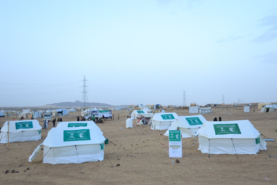 مركز الملك سلمان للإغاثة يدشّن توزيع خيام وحقائب إيوائية للمتضررين من الأمطار والرياح بمأرب