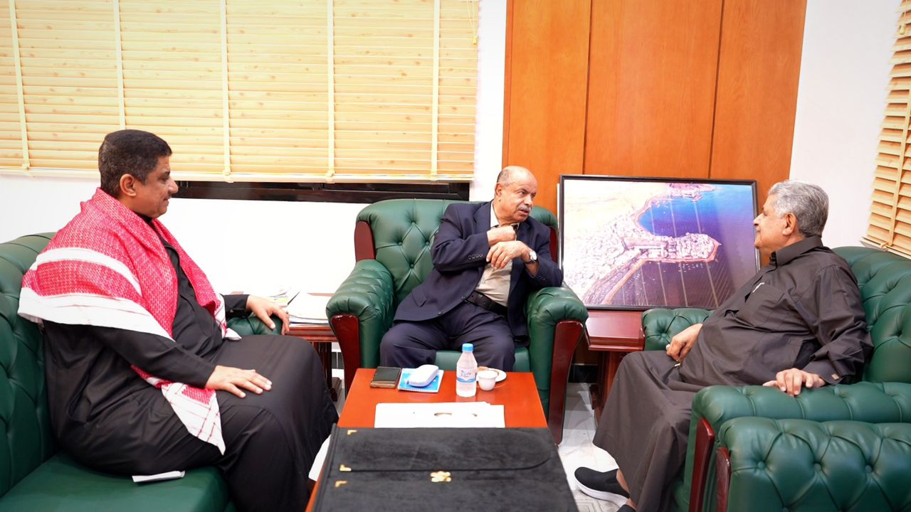 عضو مجلس القيادة سالم الخنبشي يطّلع على نشاطات مؤسسة بن كردوس للتنمية