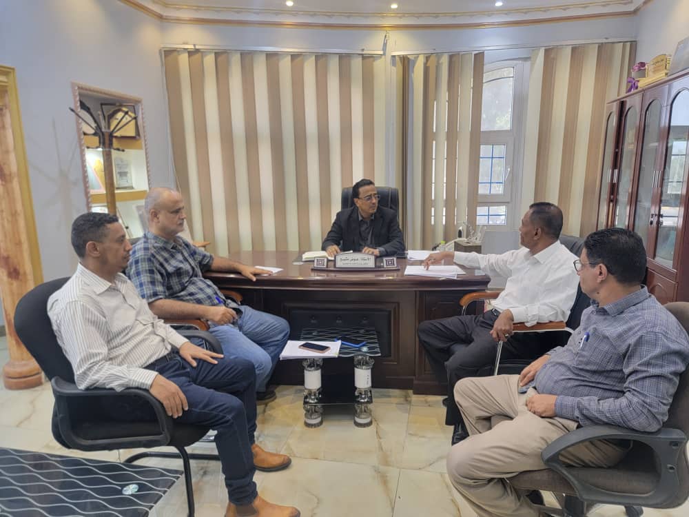 وكيل وزارة الإدارة المحلية يناقش تعزيز الموارد المالية وتحديث آليات التحصيل للسلطات المحلية