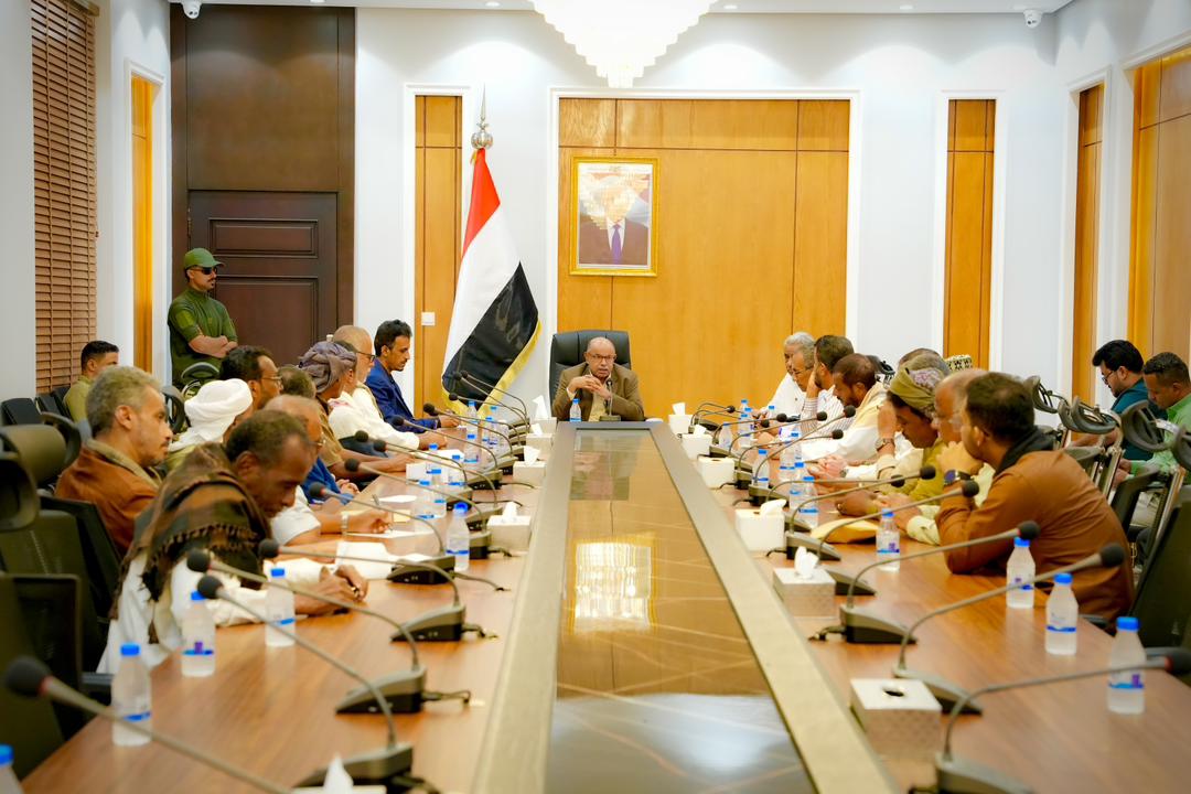 الخنبشي يؤكد على الدور المحوري للأحزاب السياسية ومكونات المجتمع المدني في ترسيخ دعائم الأمن والاستقرار