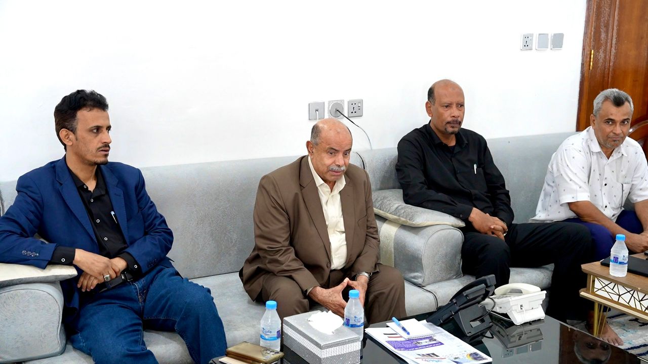 عضو مجلس القيادة الخنبشي يلتقي أهالي ضحايا أحداث المكلا ويؤكد مساندة السلطة المحلية لهم