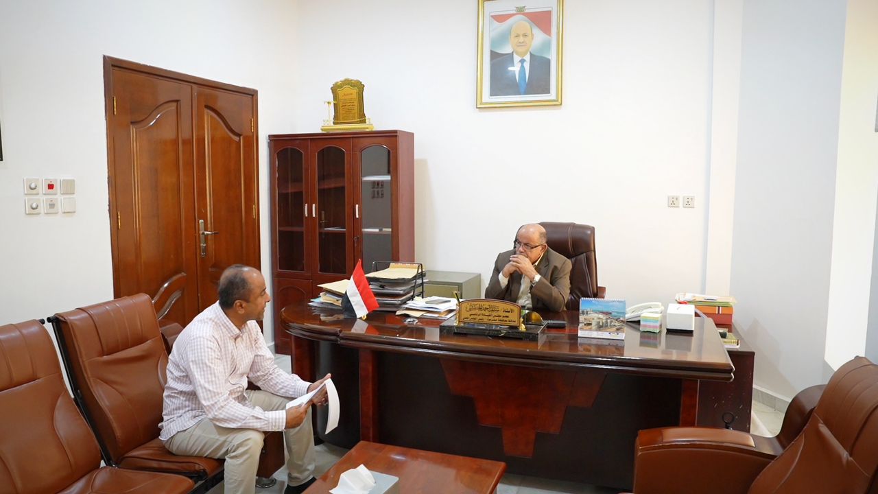 الخنبشي يناقش اوضاع المخزون الاستراتيجي للمواد الغذائية وسير العمل في القطاع الصحي وميناء المكلا