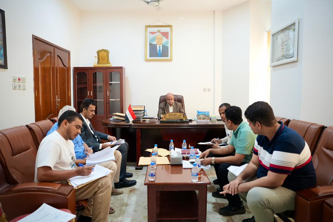 عضو مجلس القيادة سالم الخنبشي يشدد على ضرورة الالتزام بقانون المناقصات والمزايدات