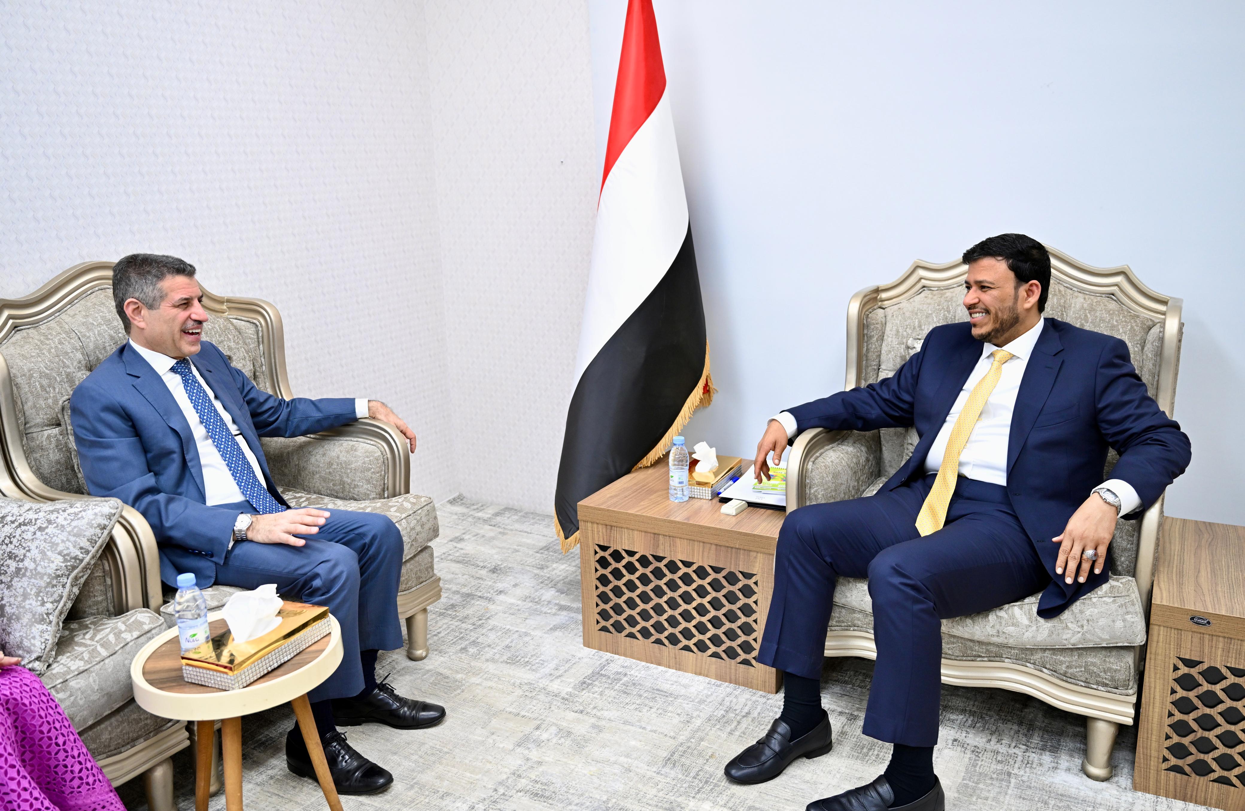 عضو مجلس القيادة الدكتور عبدالله العليمي يبحث مع سفير الولايات المتحدة مستجدات الأوضاع على الساحة الوطنية