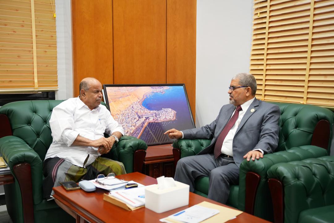 الخنبشي يطّلع على أوضاع جامعة حضرموت وخطط تطوير مكتب الشؤون الاجتماعية والعمل