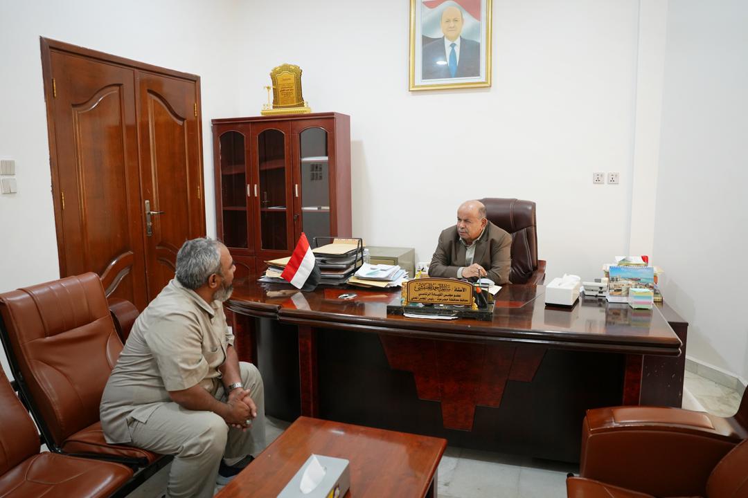 الخنبشي يطّلع على أوضاع مديريات وادي وصحراء حضرموت ونشاط المعهد الديمقراطي