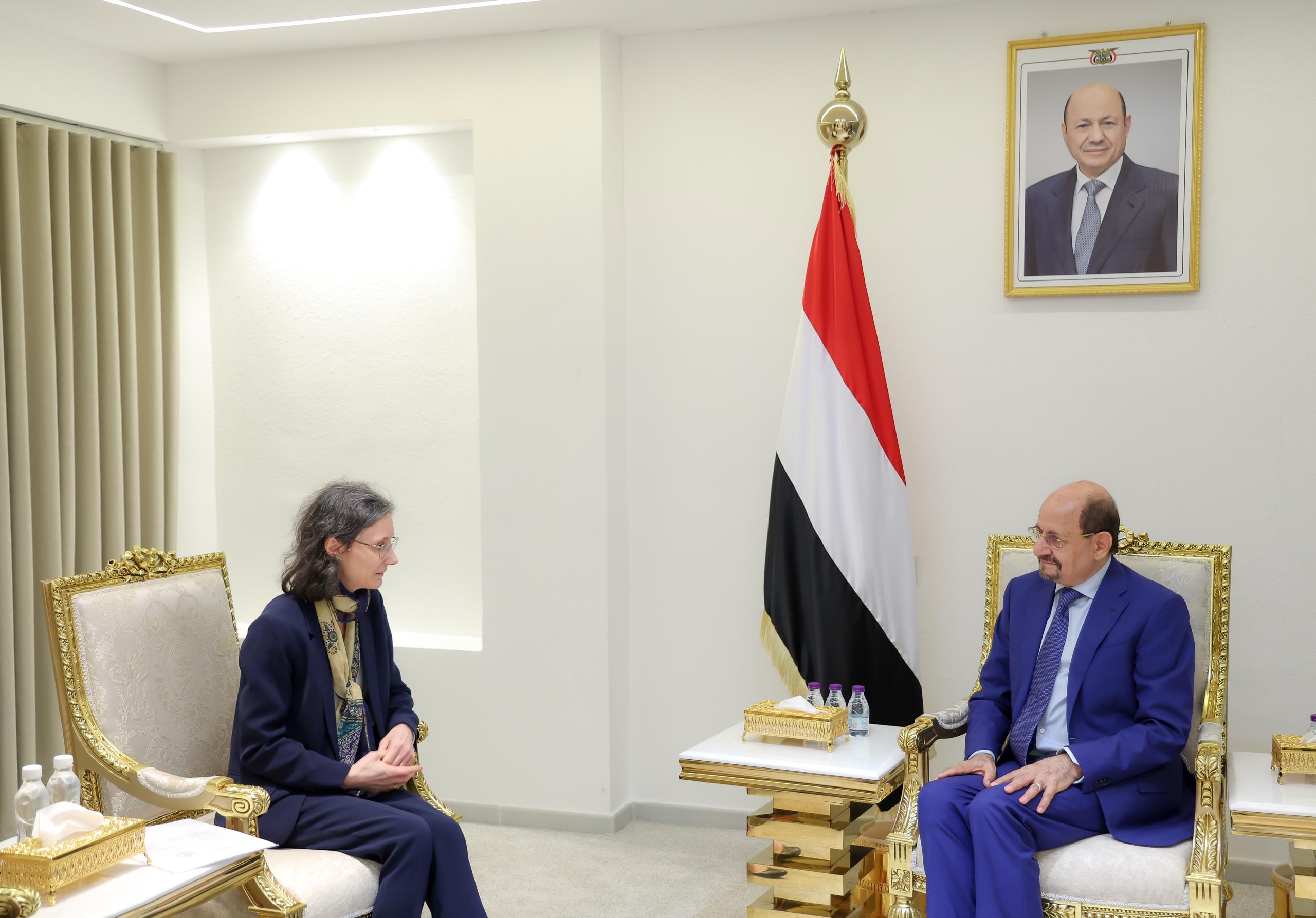 رئيس الوزراء يستقبل في عدن السفيرة الفرنسية لدى اليمن