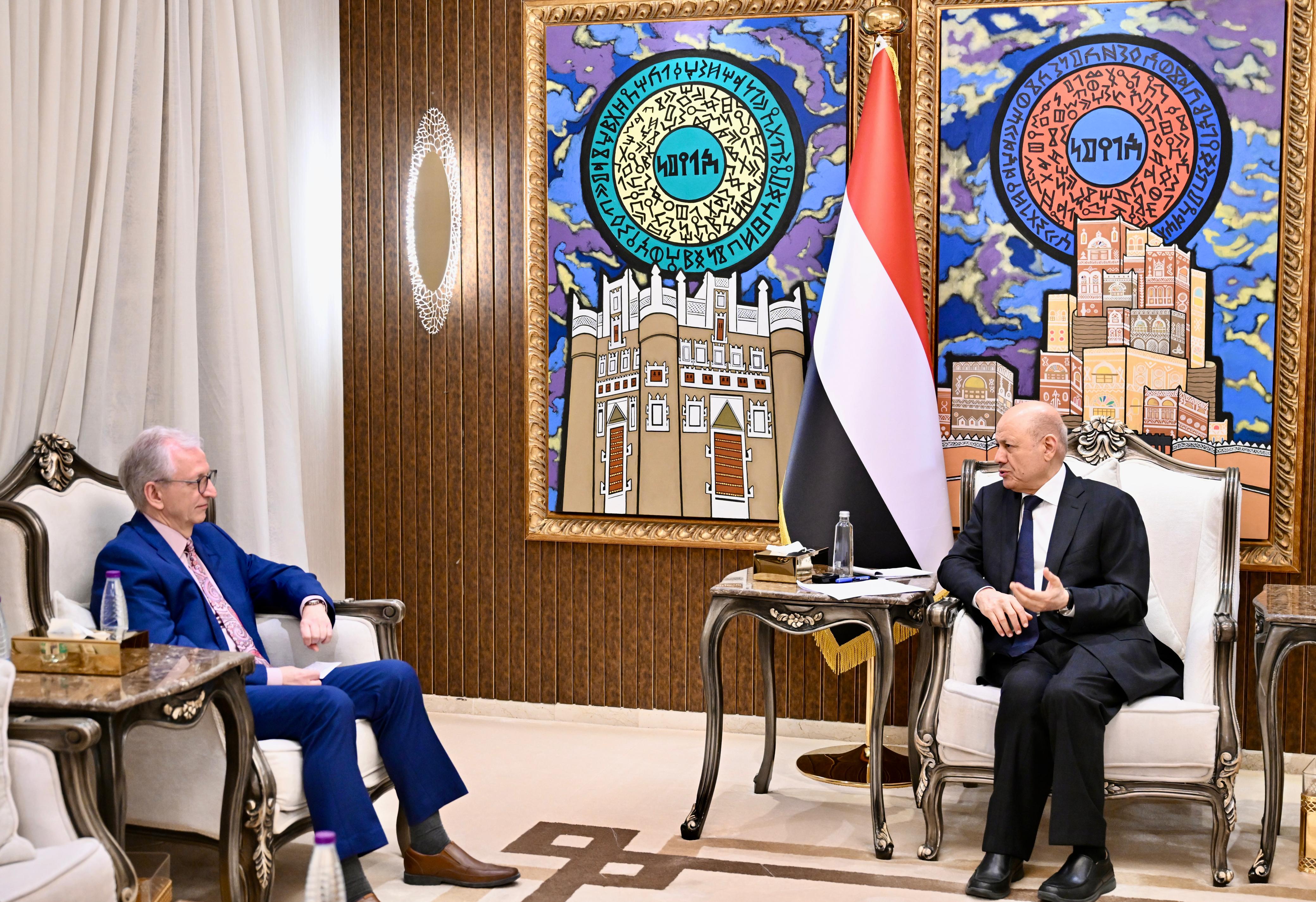 رئيس مجلس القيادة: امن الممرات المائية مرهون بإنهاء سيطرة وكلاء ايران على اجزاء من البر اليمني