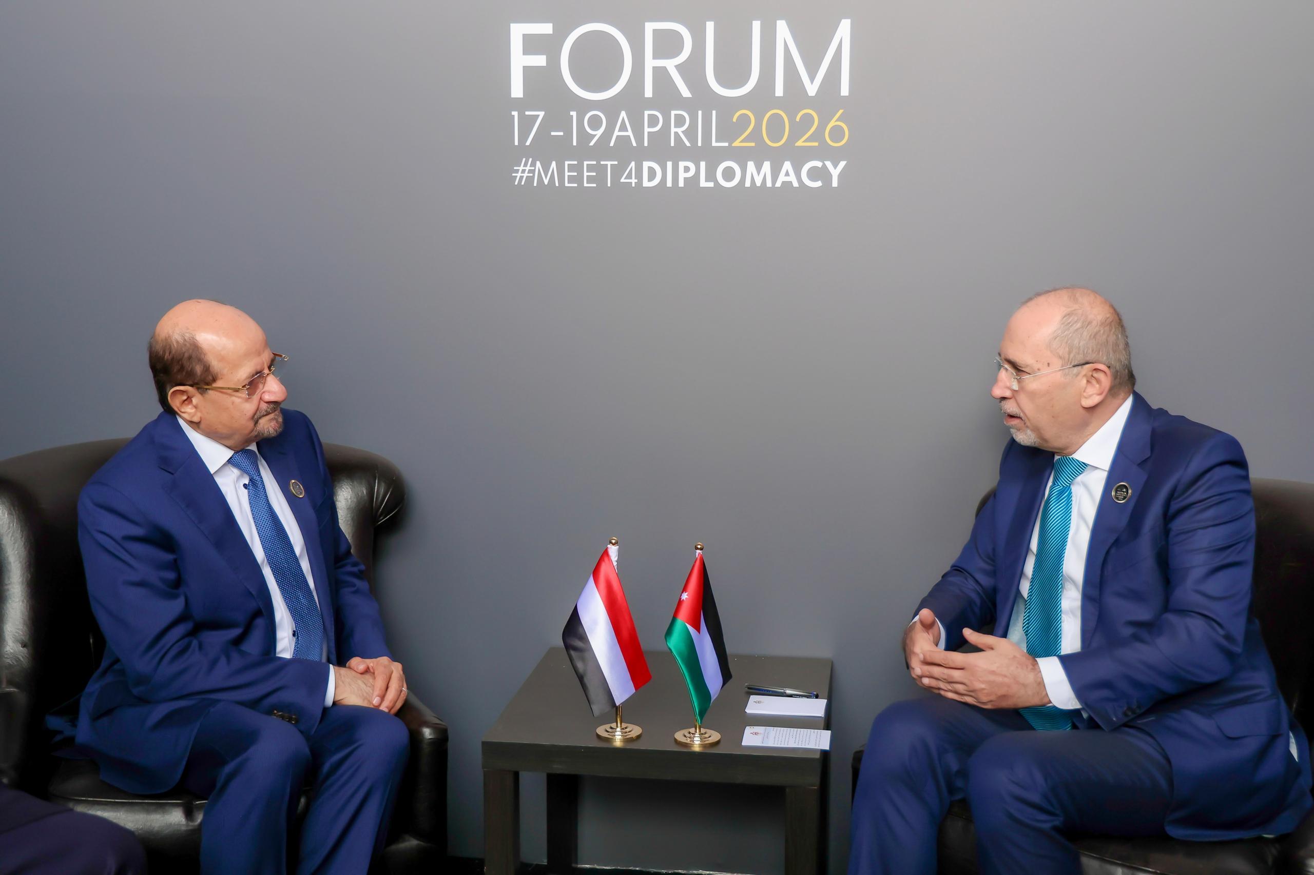 رئيس الوزراء وزير الخارجية يلتقي نائب رئيس الوزراء وزير الخارجية الأردني