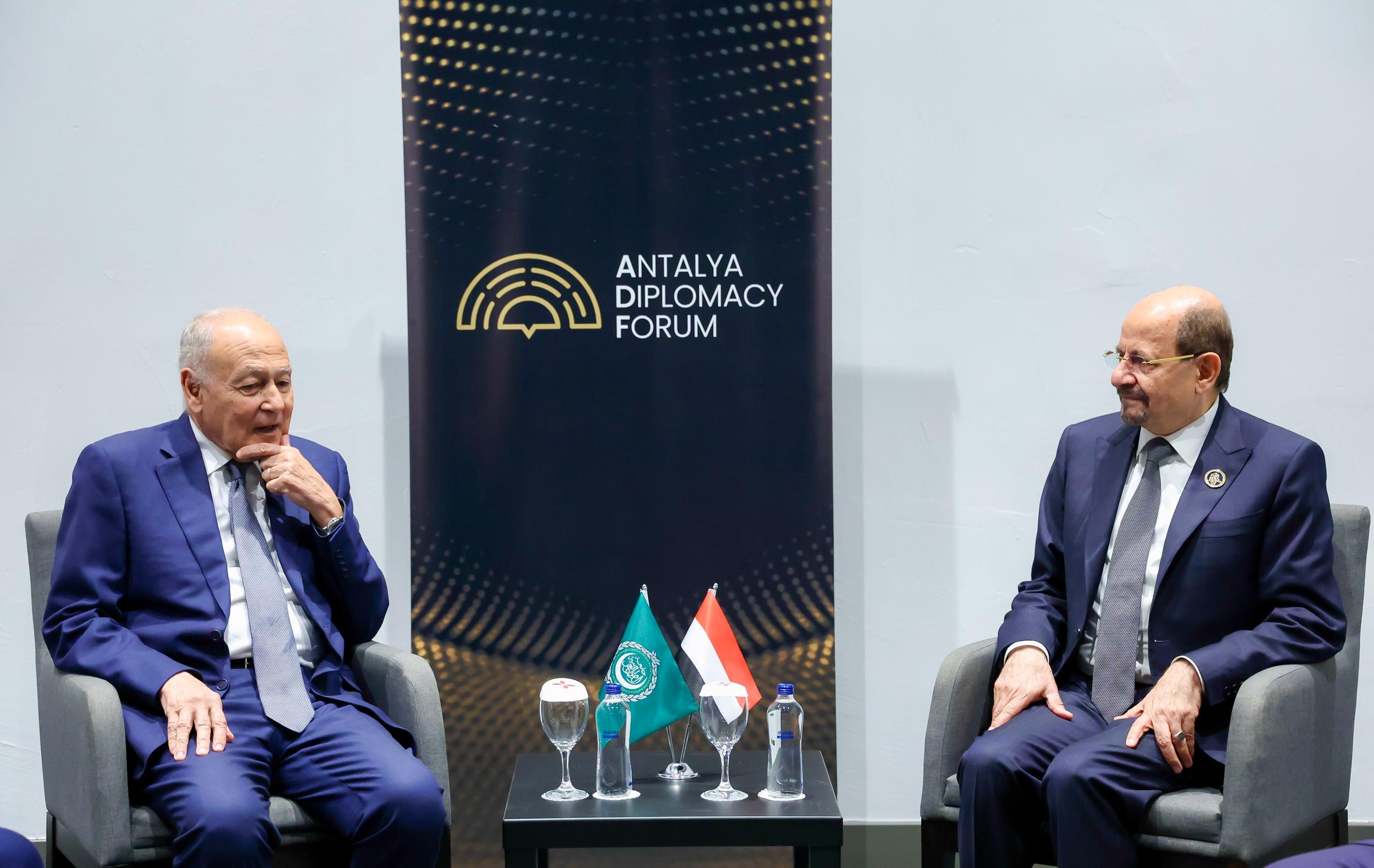 رئيس الوزراء وزير الخارجية يناقش مع امين عام الجامعة العربية تطورات الأوضاع