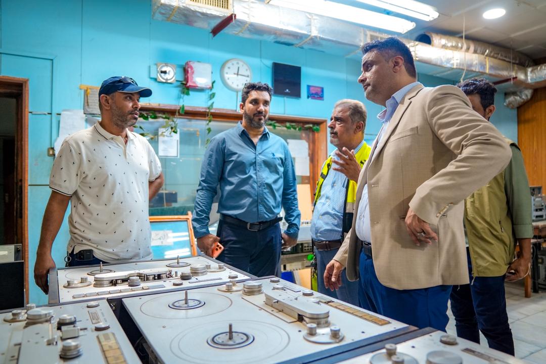 نائب وزير الإعلام يطّلع على سير العمل التأهيلية في تلفزيون وإذاعة عدن