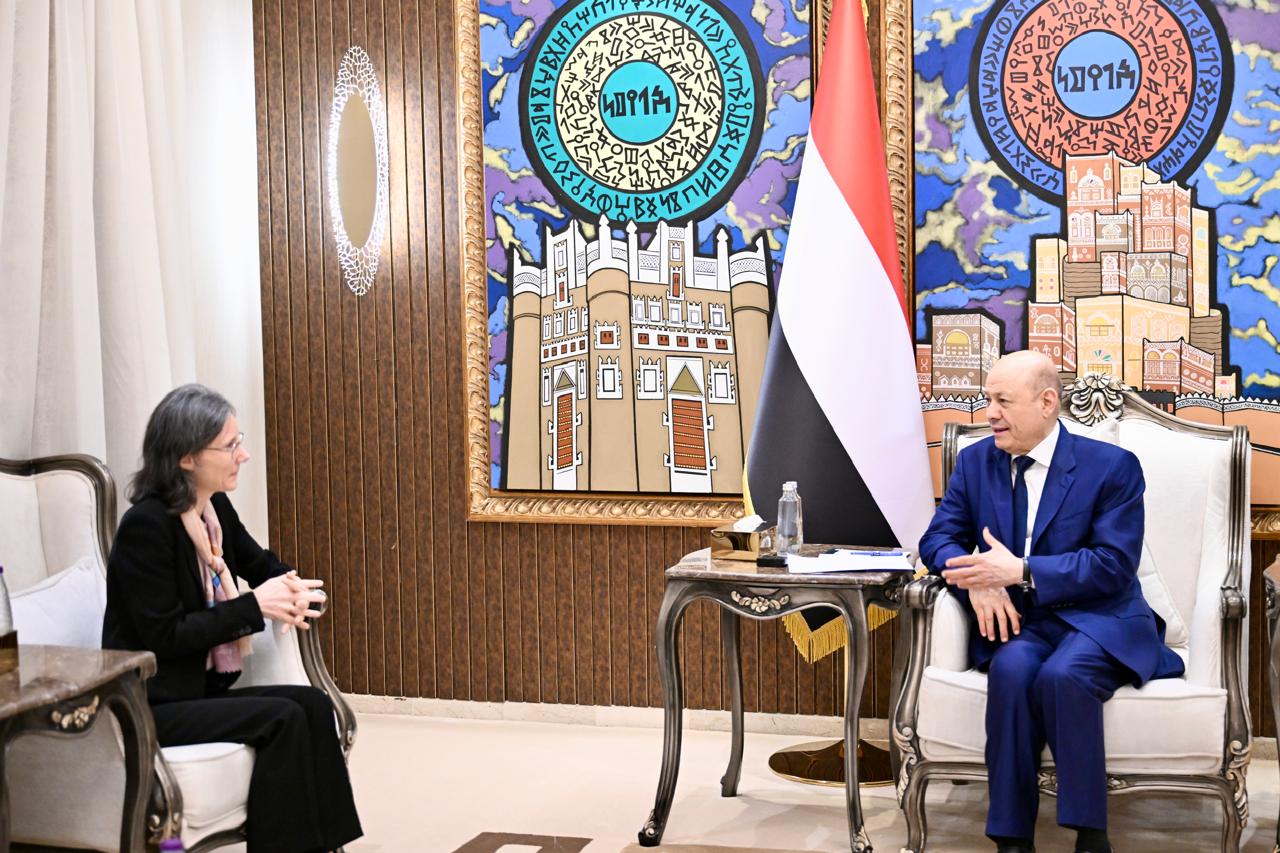 رئيس مجلس القيادة يحذر من مخاطر استمرار النظام الإيراني بالاستثمار في المليشيات الارهابية