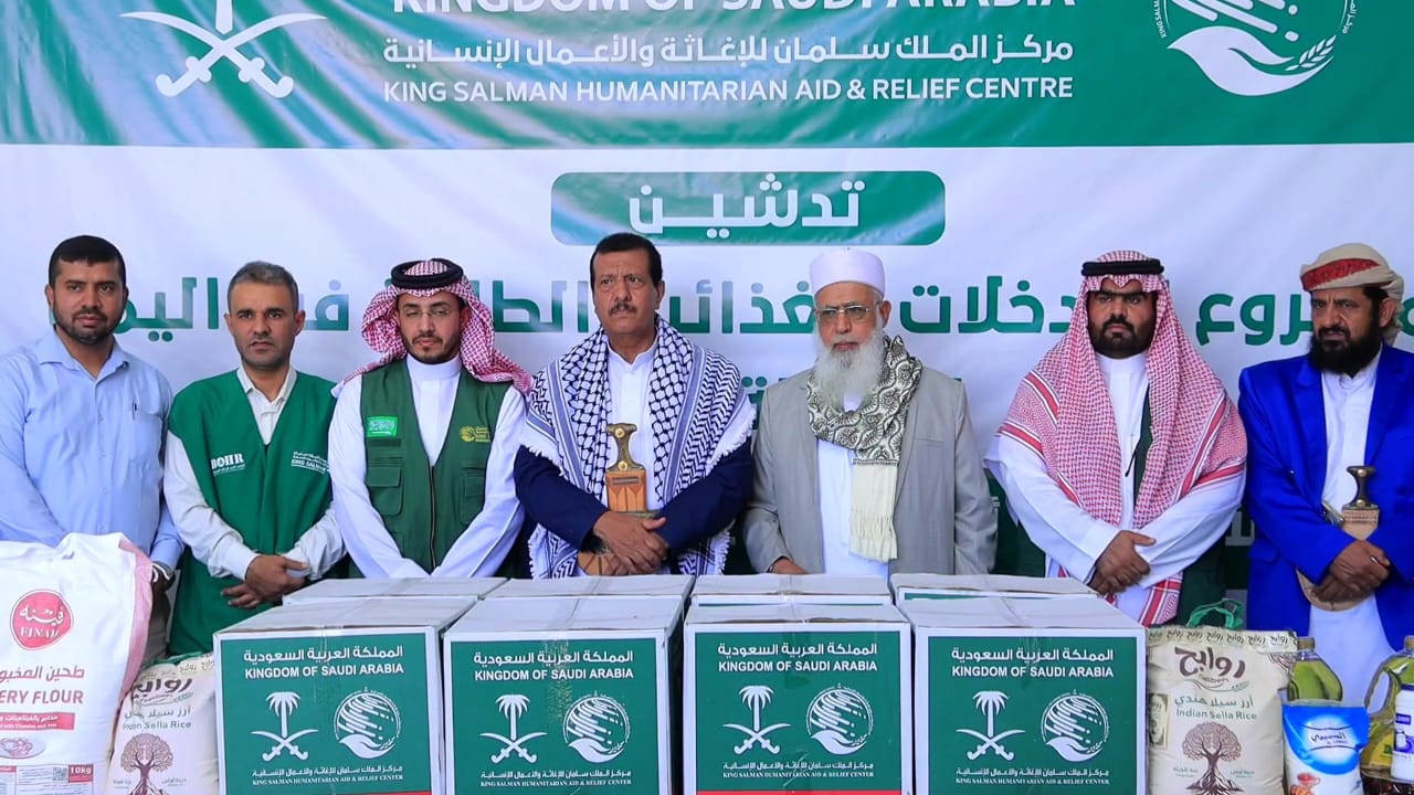 وكيل محافظة مأرب يدشن توزيع مساعدات غذائية طارئة مقدمة من مركز الملك سلمان للإغاثة