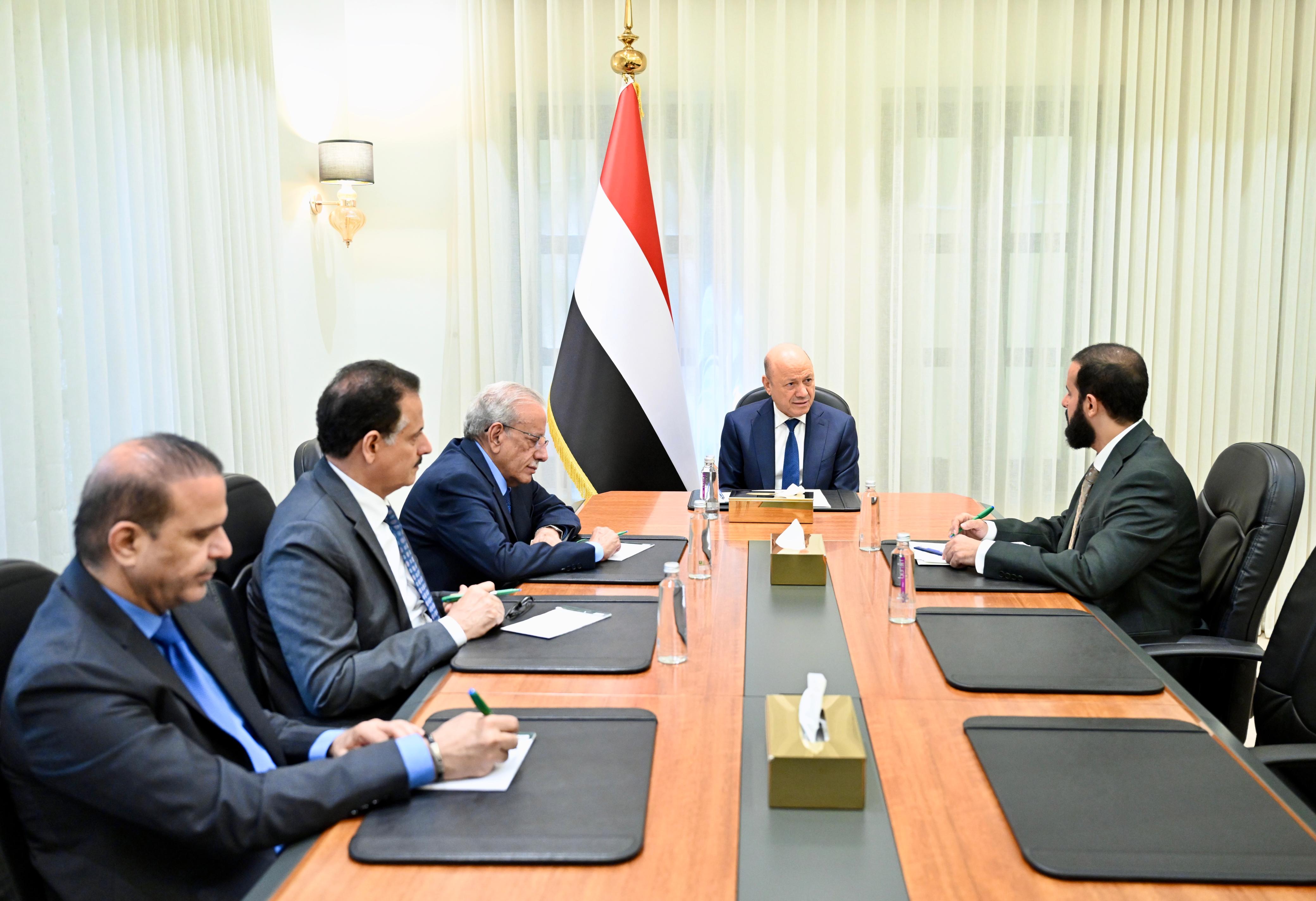 رئيس مجلس القيادة يشدد على أهمية تحفيز كافة الطاقات للنهوض بمحافظة ابين