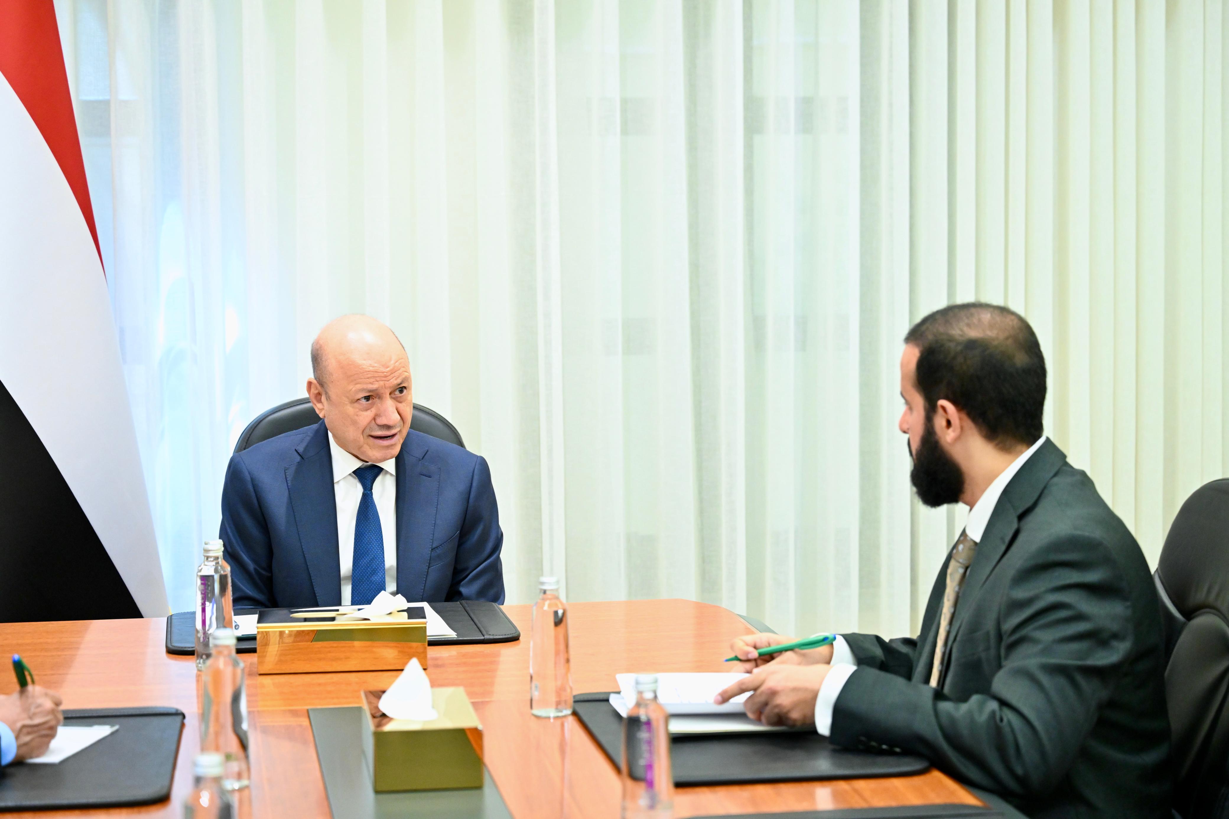 رئيس مجلس القيادة يشدد على أهمية تحفيز كافة الطاقات للنهوض بمحافظة ابين