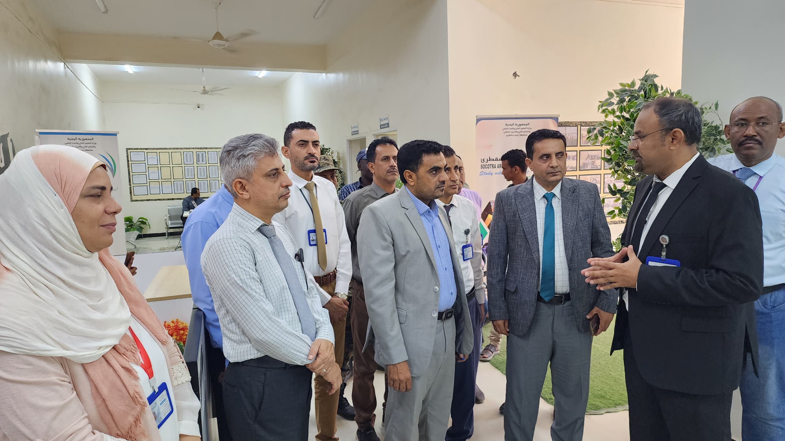 وكيل محافظة سقطرى يزور معرض التصميم الجرافيكي