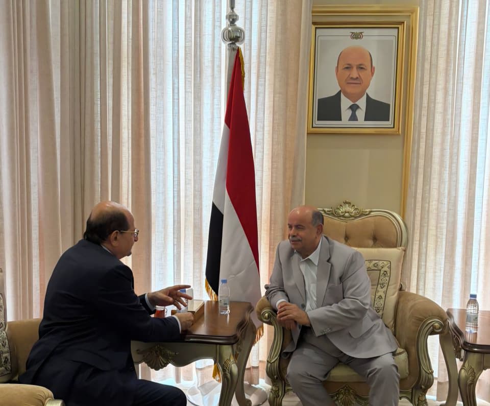 الخنبشي يناقش مع رئيس مجلس الوزراء جهود الحكومة في تعزيز العمل المؤسسي