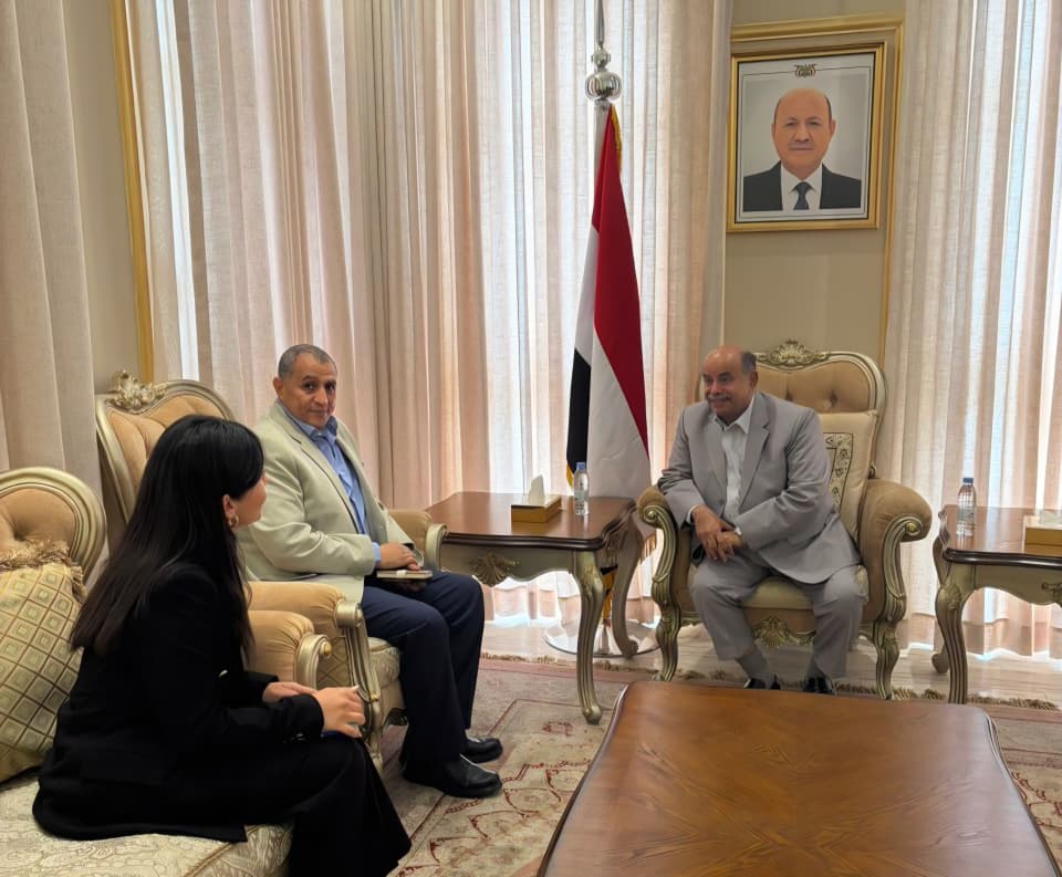 عضو مجلس القيادة الخنبشي يلتقي وفد مركز الحوار الإنساني ويؤكد أهمية الشراكة الدولية لدعم الاستقرار