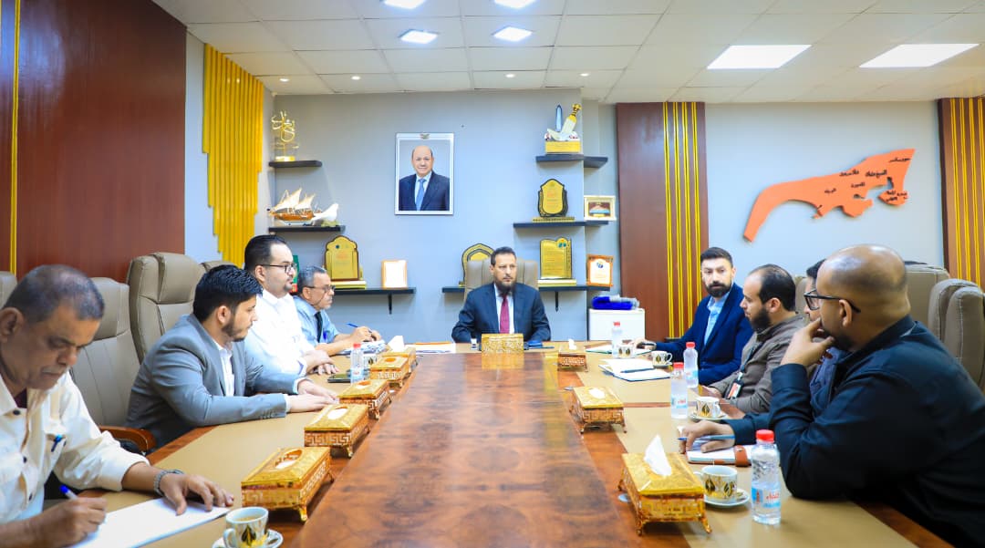 محافظ عدن يبحث مع منظمة "كير العالمية" طبيعة الاحتياجات والتدخلات المطلوبة