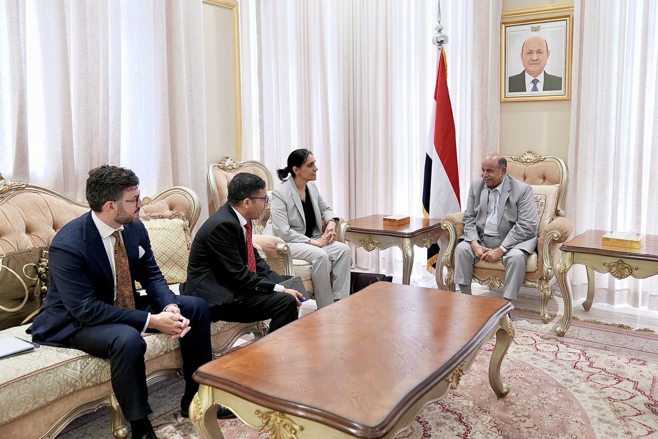 الخنبشي يبحث مع السفيرة البريطانية جهود إحلال السلام ومسار الإصلاحات الاقتصادية والأمنية