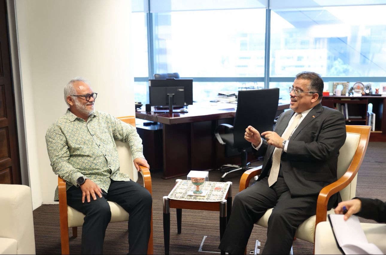 السفير باحميد يبحث مع معهد الدبلوماسية الماليزي تعزيز التعاون وتأهيل الكوادر الدبلوماسية