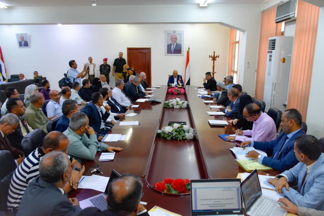 محافظ تعز يناقش التقرير التقييمي لتنفيذ خطة التنمية الاقتصادية والاجتماعية للعام 2024–2025م