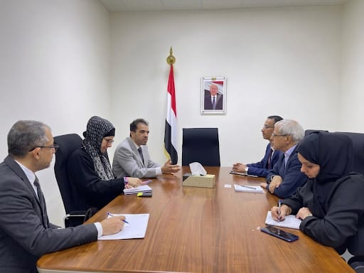 نائب وزير الخارجية يلتقي رئيس بعثة الصليب الأحمر في عدن بمناسبة انتهاء فترة عمله