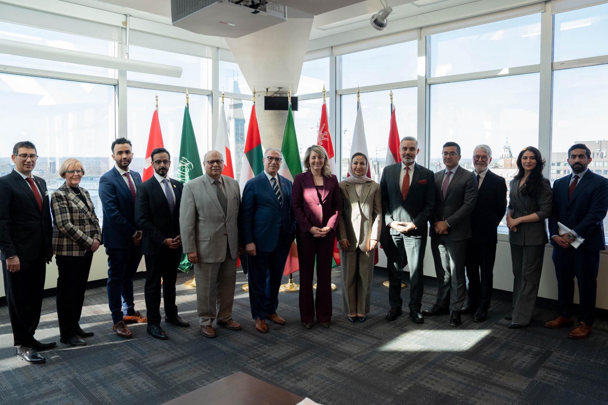 سفير اليمن يبحث مع وزيرة الصناعة الكندية تعزيز الشراكة الاقتصادية والتجارية والاستثمارية