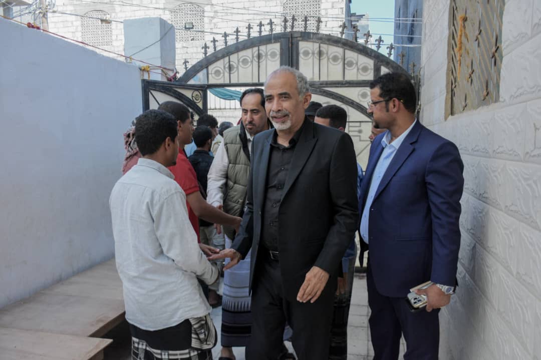 عضو مجلس القيادة محمود الصبيحي يقدم واجب العزاء في استشهاد الدكتور عبدالرحمن الشاعر