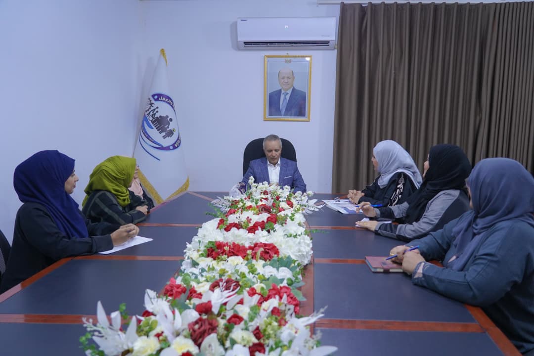 الوزير اليافعي يناقش مع اللجنة الوطنية للمرأة تعزيز الشراكة وتمكين المرأة اقتصادياً واجتماعيا