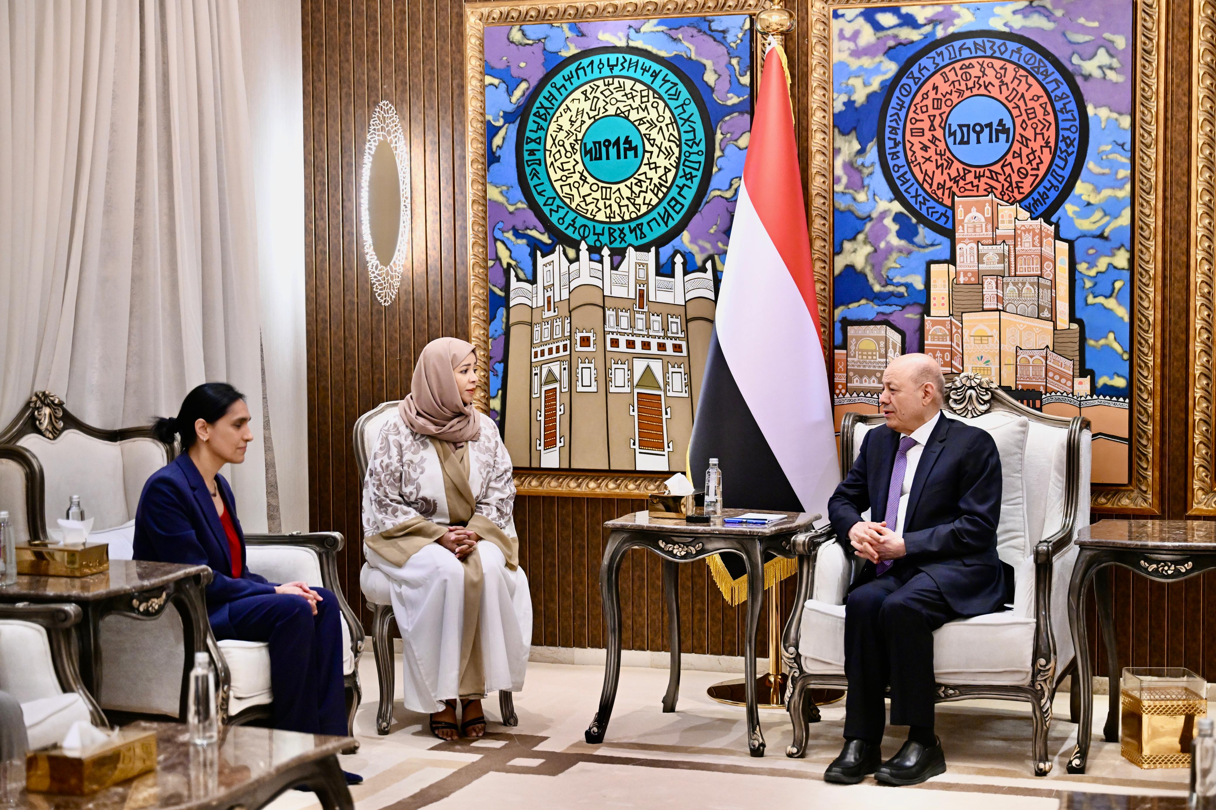 رئيس مجلس القيادة يؤكد اولوية العمل على اغلاق ملف الوكلاء في اي اتفاق مع النظام الايراني