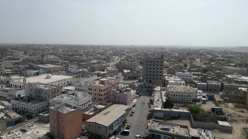 شرطة المهرة تضبط مهاجرين غير شرعيين بحوزتهم أكثر من 1050 حبة مخدرة